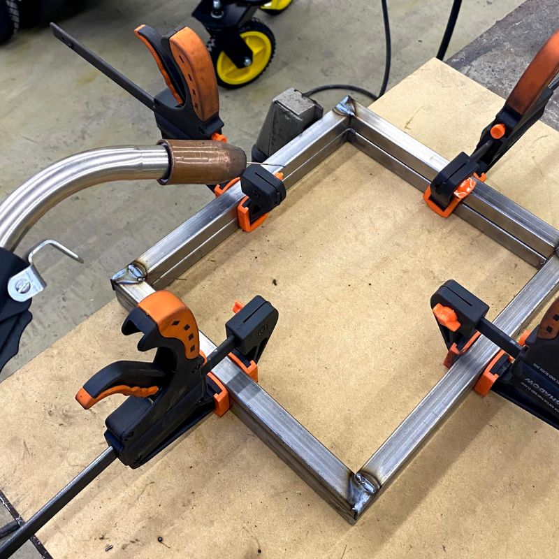 Servicio de fabricación de estructuras pequeñas y elementos metálicos por HERREELEC en CABA